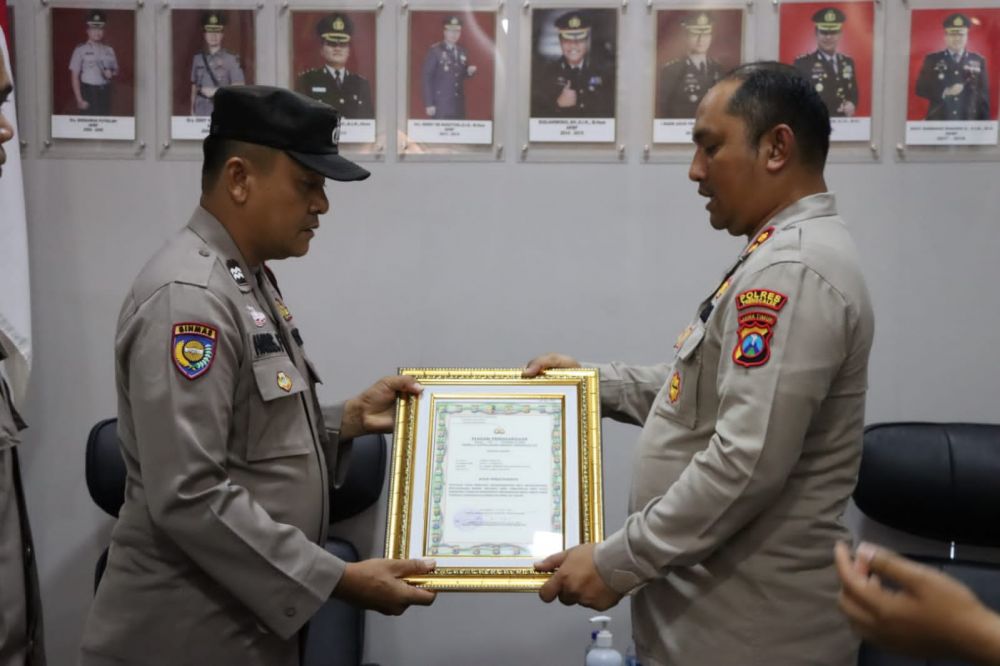 Kapolres Trenggalek AKBP Dwiasi Wiyatputera berikan penghargaan kepada Aiptu Haris Fadillah