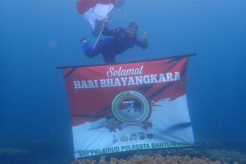 Satpolair Polresta Banyuwangi kibarkan Bendera Merah Putih di bawah laut