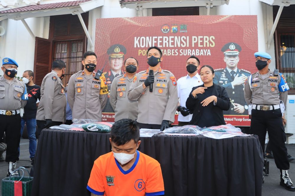 Tersangka diamankan Polisi beserta barang buktinya
