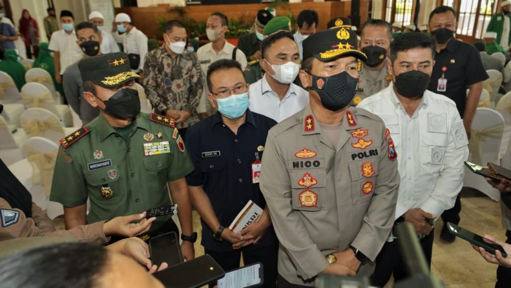 Kapolda Jatim Irjen Pol Dr Nico Afinta saat mengikuti deklarasi Khilafatul Muslimin di gedung Balai Pemuda Surabaya
