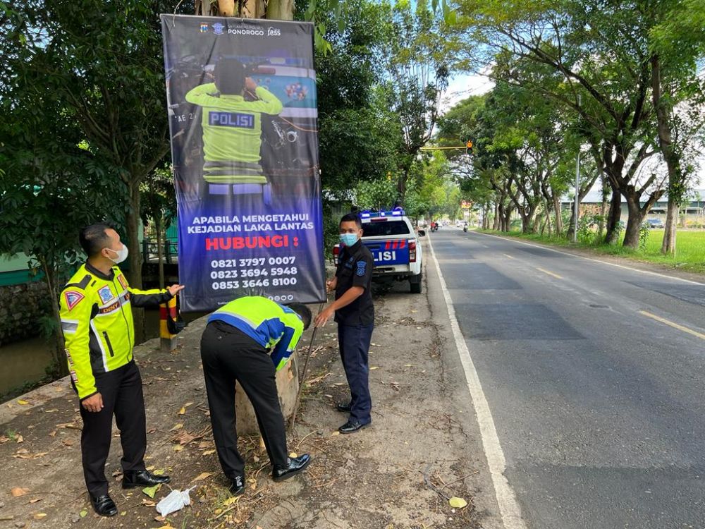 Unit Satlantas Polres Ponorogo tempelkan banner himbauan terkait lalulintas berkendara