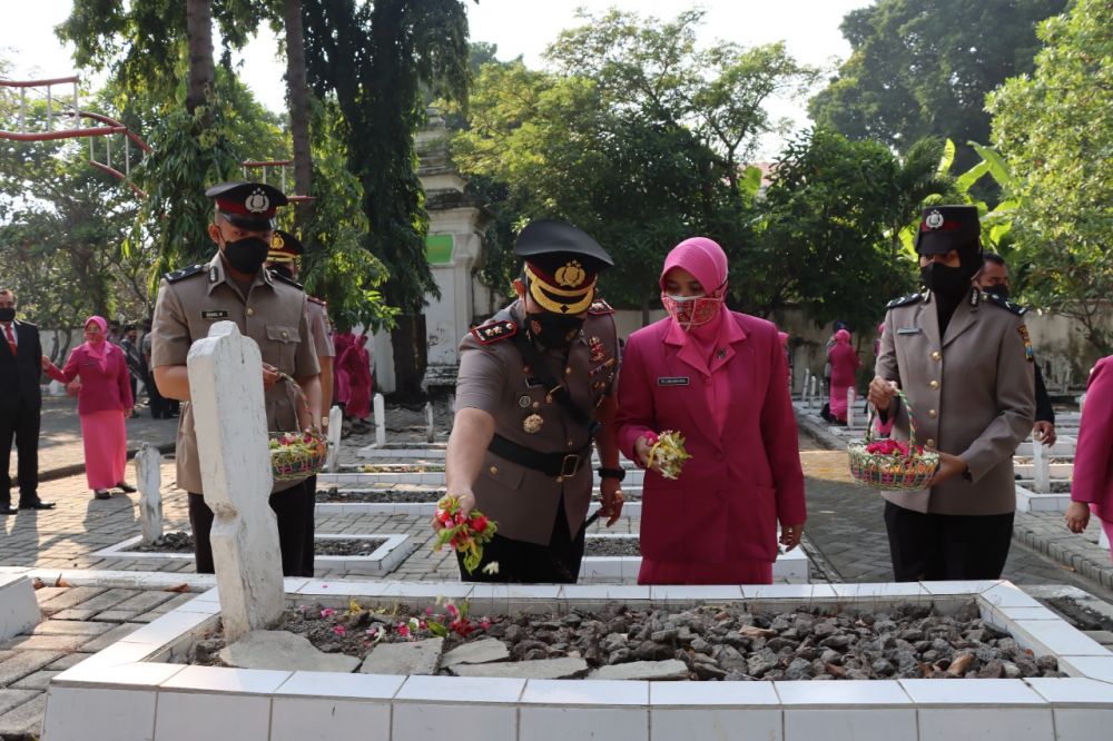 Kapolres Gresik AKBP Mochamad Nur Azis saat tabur bunga di Taman Makam Pahlawan