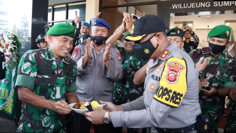 Dandim 0610 Sumedang memberikan ucapan selamat kepada Kapolres Sumedang dalam memperingati HUT bhayangkara ke 76.