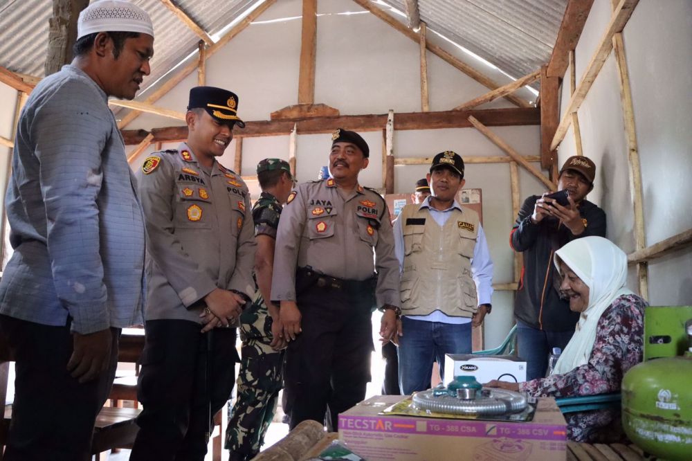 Polres Probolinggo Bantu Nenek Sebatang Kara Renovasi Rumah