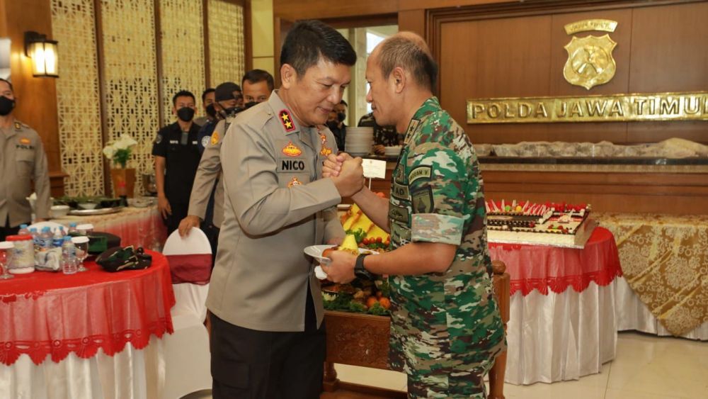 Kapolda Jatim Irjen Pol Dr Nico Afinta terima ucapan selamat dari Pangdam V Brawijaya Mayjen TNI Nurchahyanto di HUT Bhayangkara ke-76