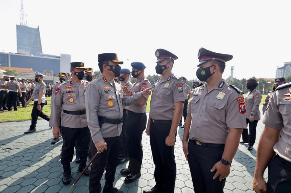 Kapolda Jatim Irjen Pol Dr Nico Afinta saat berikan ucapan selamat kepada 477 personel yang naik pangkat
