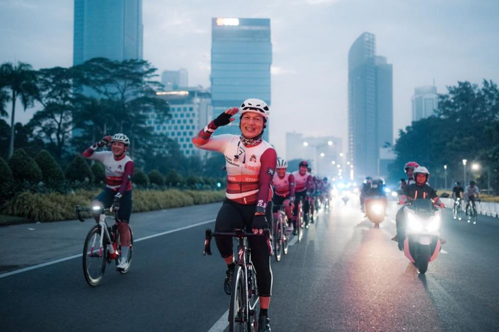 Kapolda Jatim Irjen Pol Dr Nico Afinta saat ikuti lomba sepeda