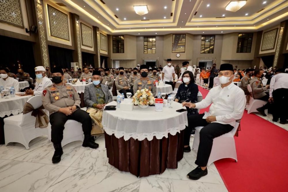 Kapolda Jatim Irjen Pol Dr Nico Afinta bersama Wakapolda Jatim Brigjen Pol Slamet HS saat gelar doa bersama
