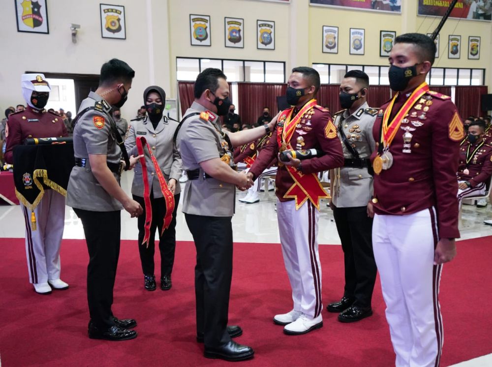 Kapolri Jenderal Listyo Sigit Prabowo saat memberikan selamat ke Taruna Akademi Kepolisian Arkana Satriadharma 