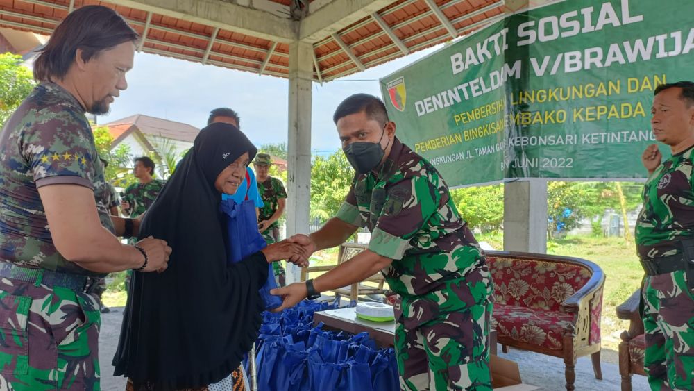 Dandeninteldam V Brawijaya Letkol CZIEri Susanto saat memberikan paket bantuan