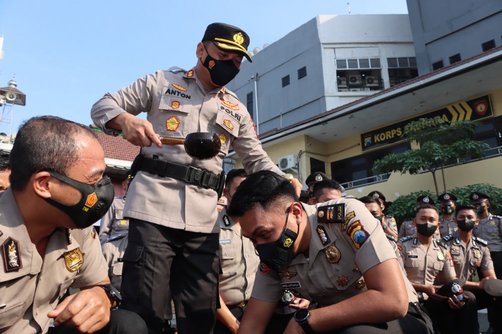 Kapolres Pelabuhan Tanjung Perak Surabaya AKBP Anton Elfrino Trisanto saat memberikan semangat anggota yang naik pangkat