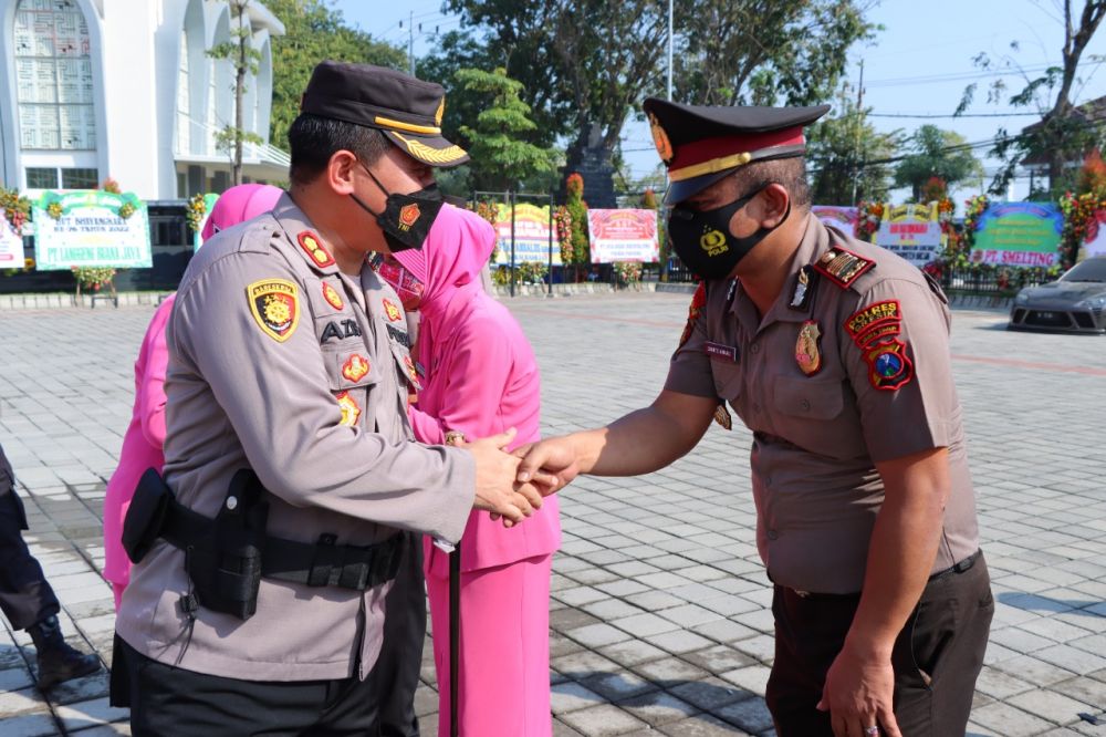 Kapolres Gresik AKBP Mochamad Nur Azis saat memberikan ucapan selamat kepada anggota yang mendapat kenaikan pangkat