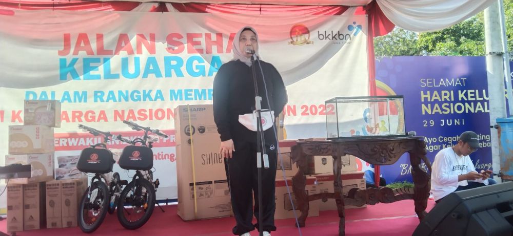 Kaperwil BKKBN Jatim Maria Ernawati saat memberikan sambutan