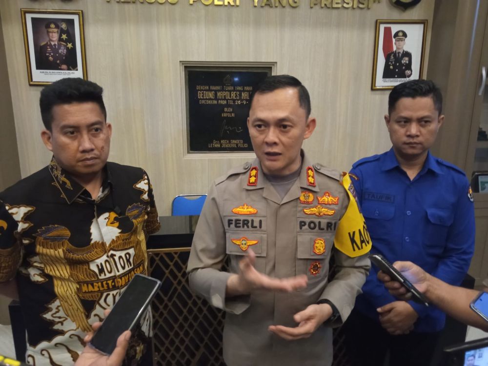 Kapolres Malang AKBP Ferli Hidayat saat memberikan keterangan