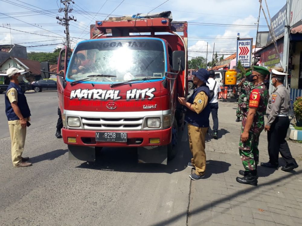 Polsek Driyorejo bersama Kodim 0817 Gresik lakukan penyekatan hewan ternak