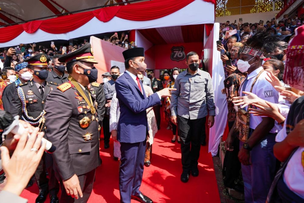 Presiden RI Joko Widodo saat berbincang dengan siswa Papua