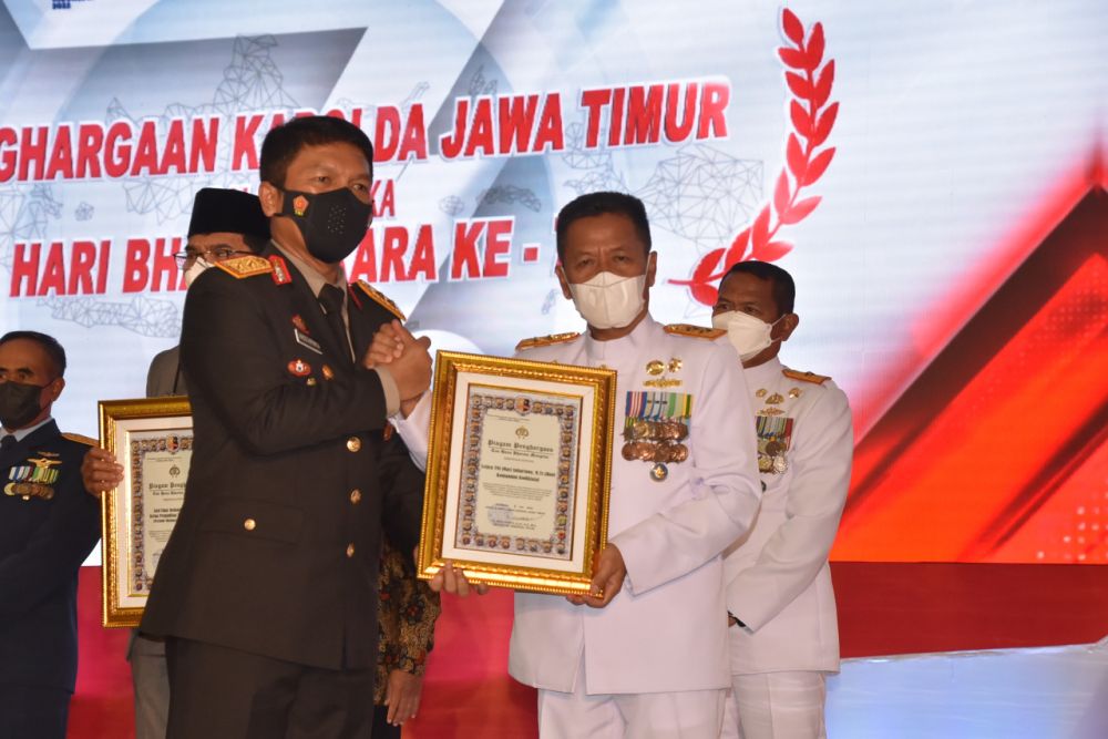 Wadan Kodiklatal Laksda TNI Agus Hariadi bersama Kapolda Jatim Irjen Pol Dr Nico Afinta