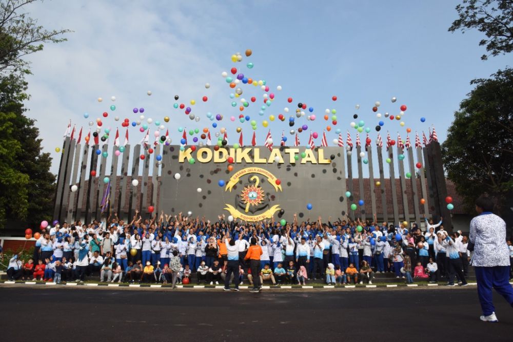 Danpusdikkes Kodiklatal Kolonel Laut (K) dr. Ketut Triswanto saat pamitan lewat acara olahraga