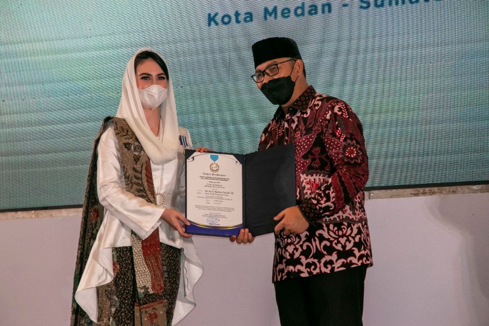 Ketua TP PKK Jatim Arumi Bachsin Dardak bersama Kepala BKKBN Hasto Wardoyo