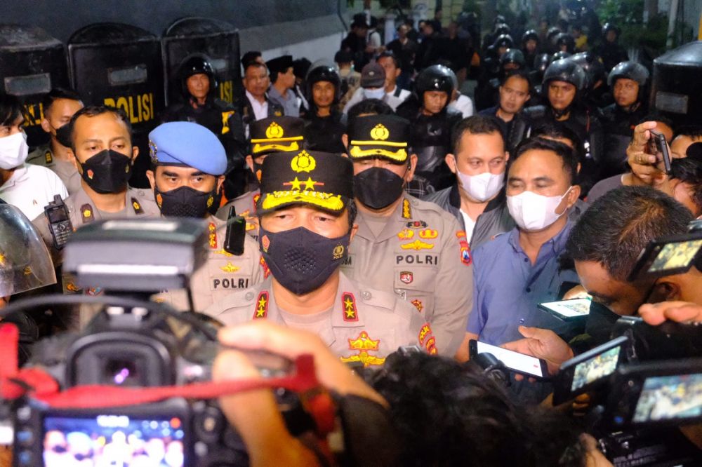 Kapolda Jatim Irjen Pol Dr Nico Afinta saat memberikan keterangan 