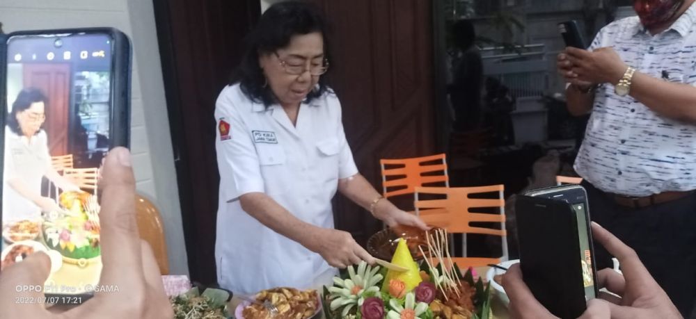 Ketua DPD Gekira Jatim Ibu Yahya saat memotong tumpeng di milad ke-81