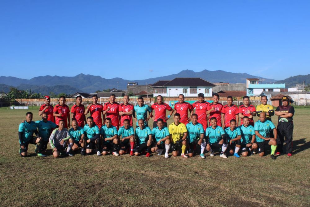 Saat foto bersama di stadion Achmad yani Sumedang.