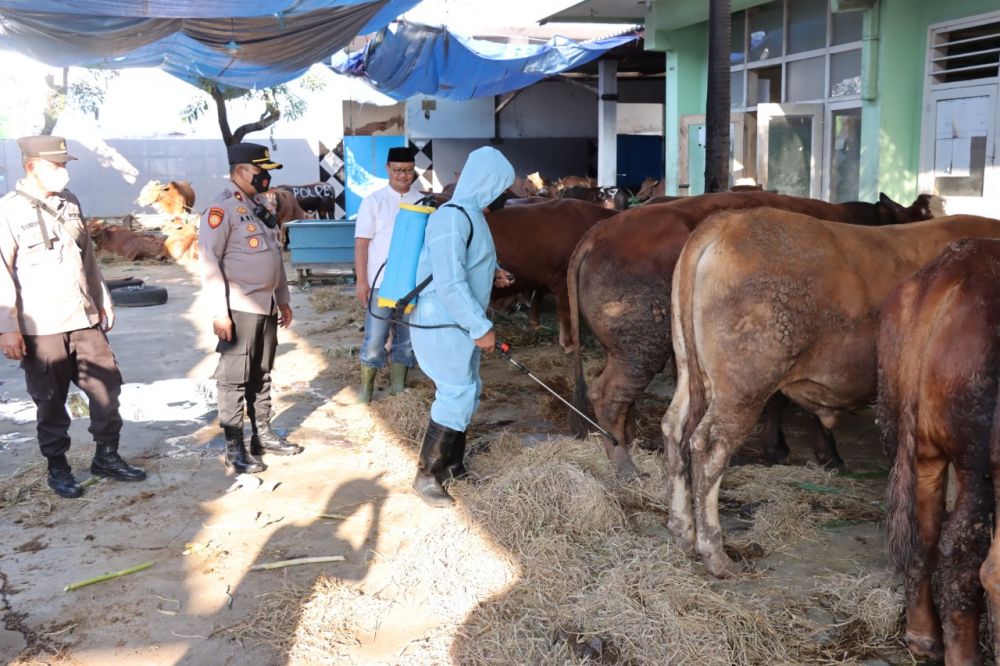Polsek Semampir lakukan penyemprotan Disinfektan ke RPH Pegirian Surabaya