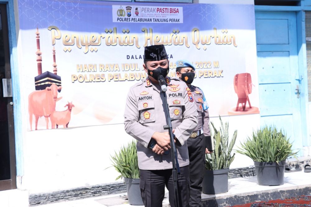 Hari Raya Idul Adha, Polres Pelabuhan Tanjung Perak Salurkan Hewan Qurban 41 Kambing dan 7 Sapi