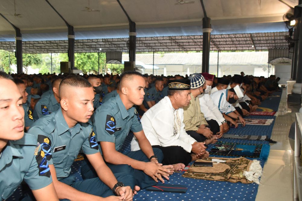 Siswa yang menempuh pendidikan di Kodiklatal saat ikuti sholat Idul Adha