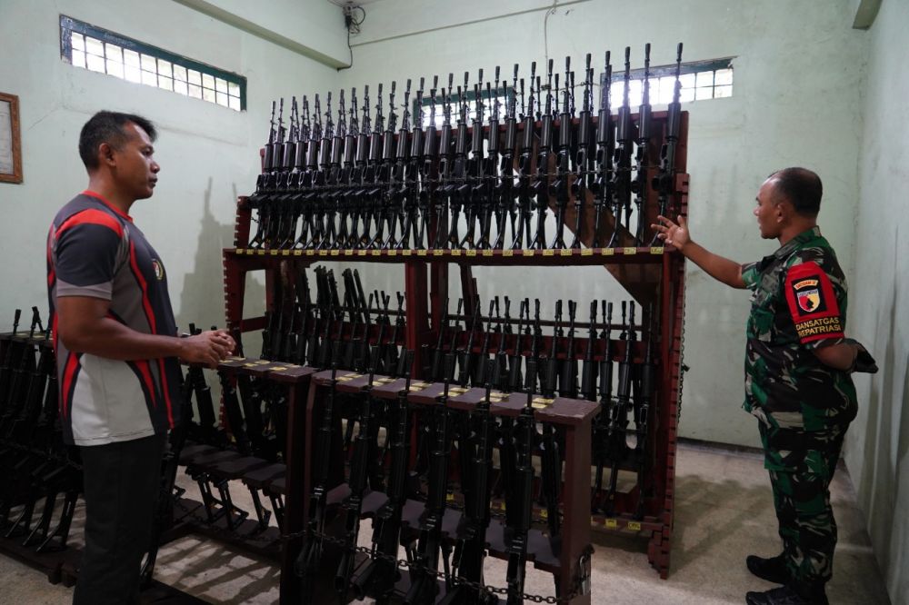 Kasrem 084/BJ Kolonel Inf H. Sugiyono saat cek senjata