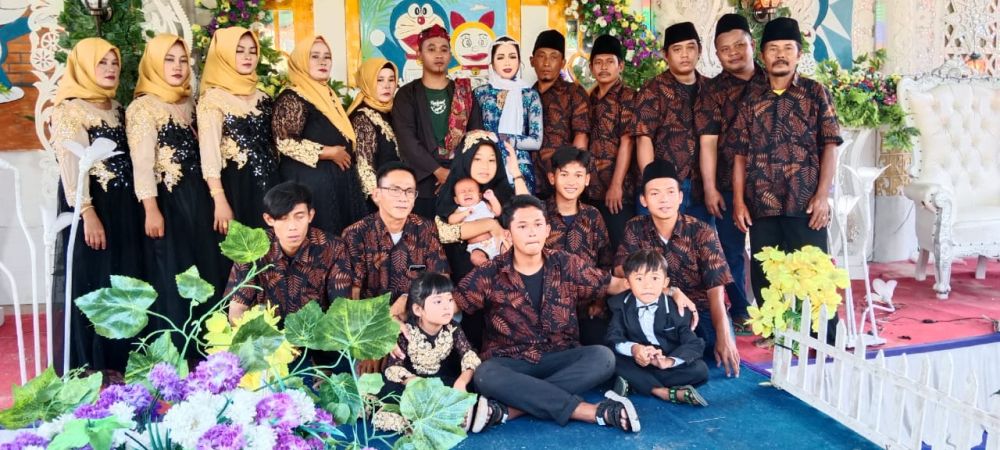 Foto bersama kedua mempelai beserta keluarga.