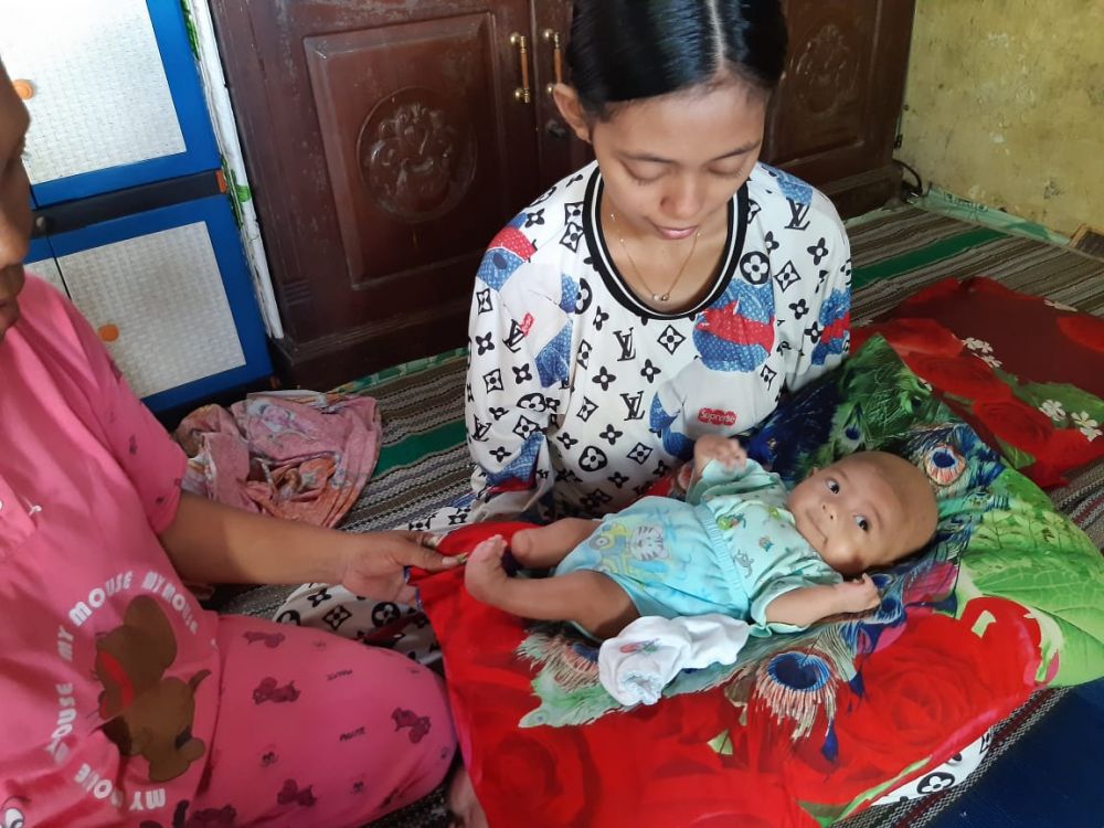 Balita tanpa anus yang di bantu antar kontrol ke RSAL