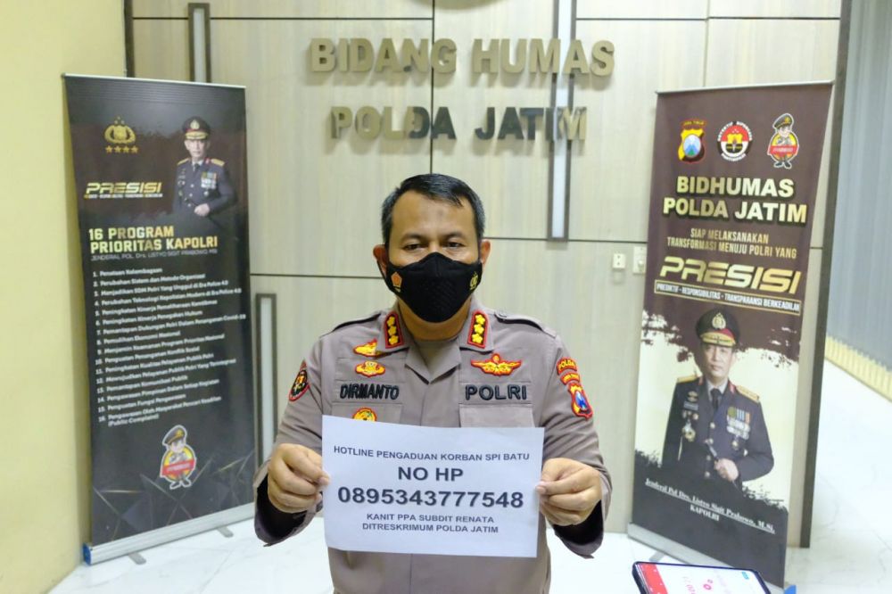 Kabid Humas Polda Jatim Kombespol Dirmanto saat menunjukkan nomer telepon hotline