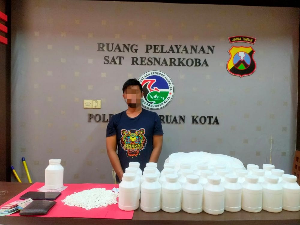 Tersangka diamankan Polres Pasuruan Kota beserta barang buktinya 