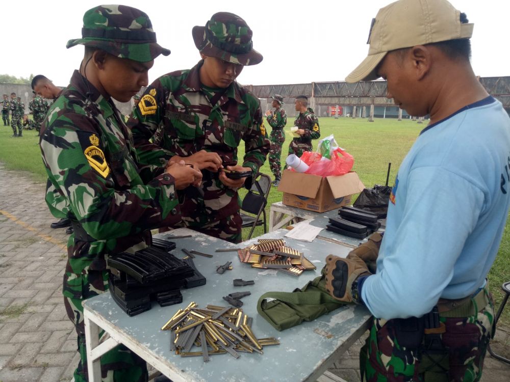 Siswa Dikmaba TNI AL Angkatan 41/2 Pusdiktek Kodiklatal Latihan Menembak Reaksi VBSS