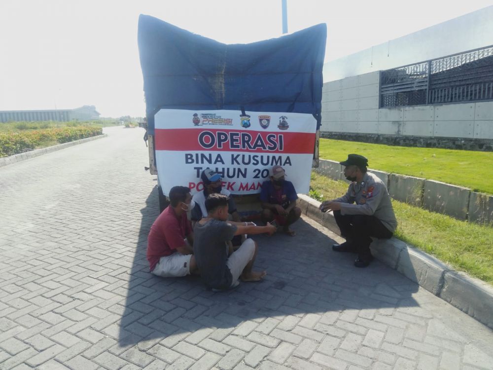 Polisi saat edukasi sopir truk terkait penggunaan narkoba