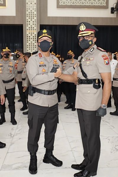Kapolda Jatim Irjen Pol Dr Nico Afinta saat memberikan selamat