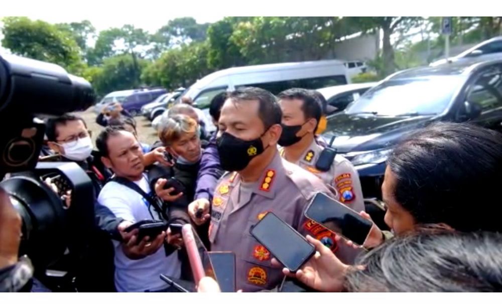 Kabid Humas Polda Jatim Kombespol Dirmanto saat memberikan keterangan