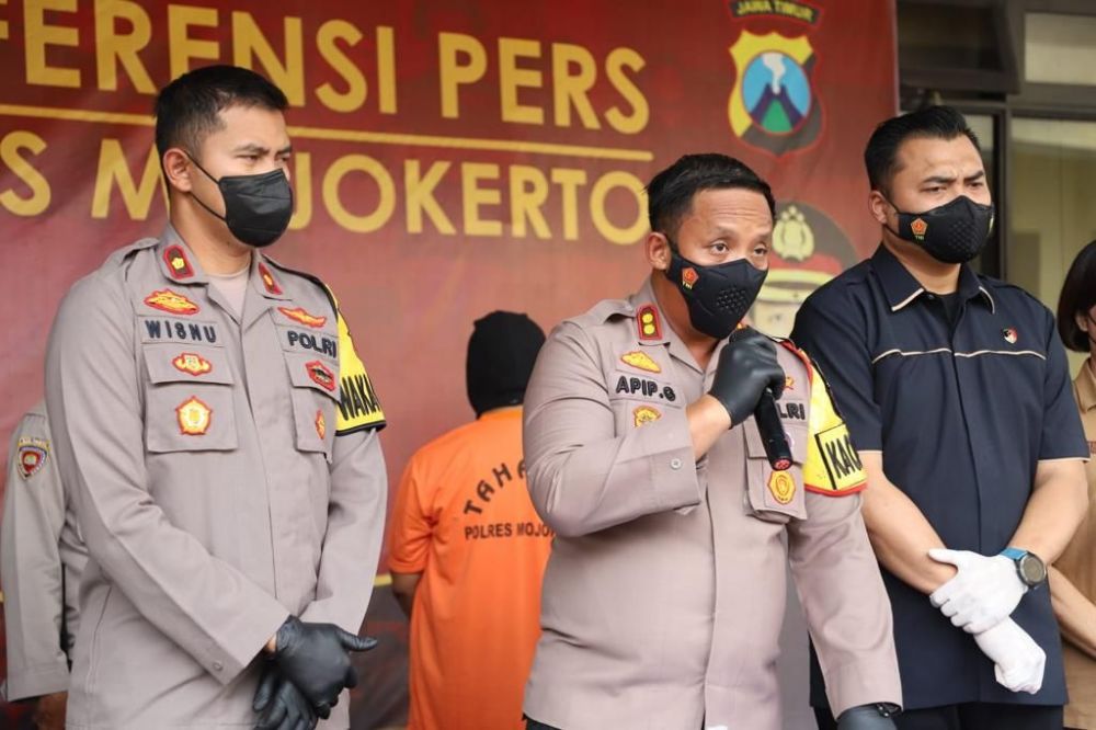 Kapolres Mojokerto AKBP Apip Ginanjar saat memberikan keterangan