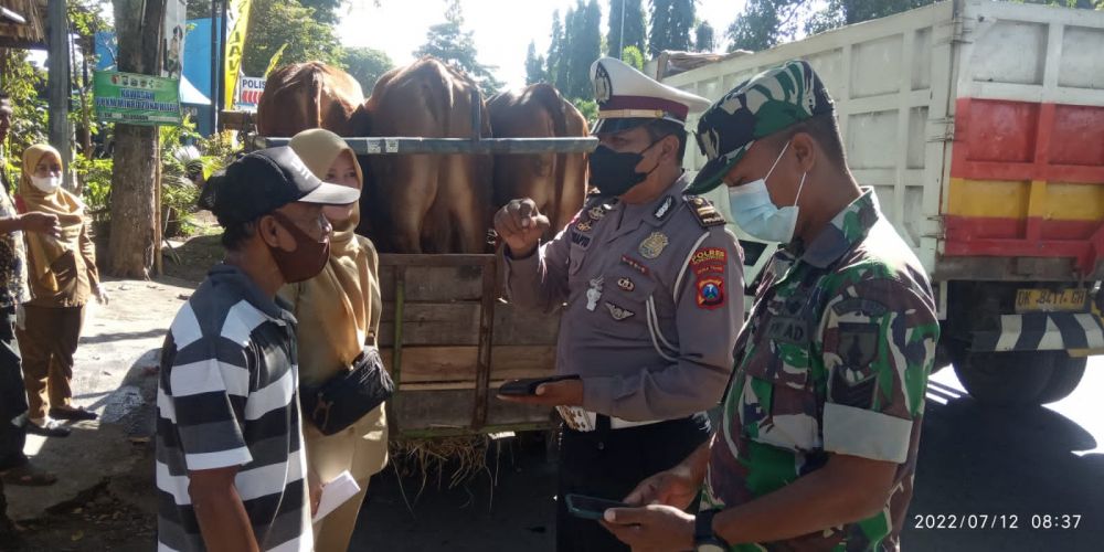 Polres Bondowoso lakukan penyekatan pengangkut hewan ternak terkait virus PMK