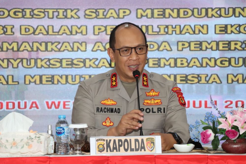 Kapolda Jambi Irjen Pol Albertus Rachmad Wibowo saat memberikan keterangan