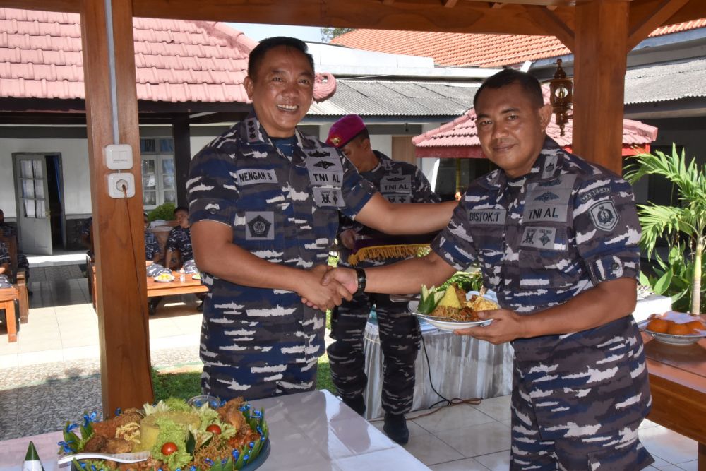 Danpuspeknubika Kolonel Laut (T) I Nengah Sukadana saat berikan potongan tumpeng