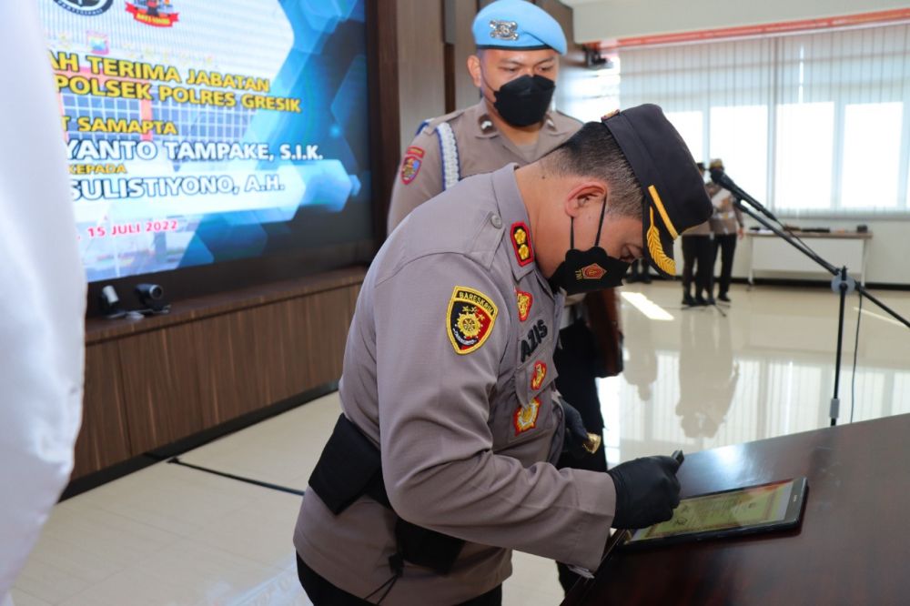 Kapolres Gresik AKBP Mochamad Nur Azis saat menandatangani Sertijab