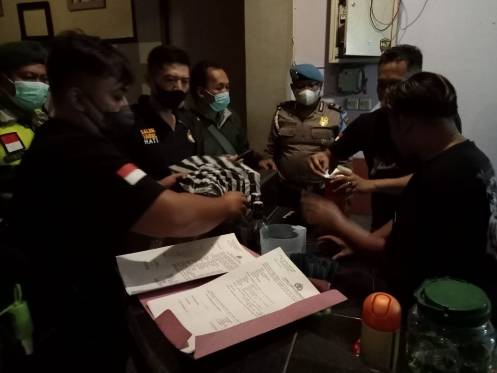 Polsek Ngunut Sita Miras saat Gelar Razia Cafe dan Karaoke