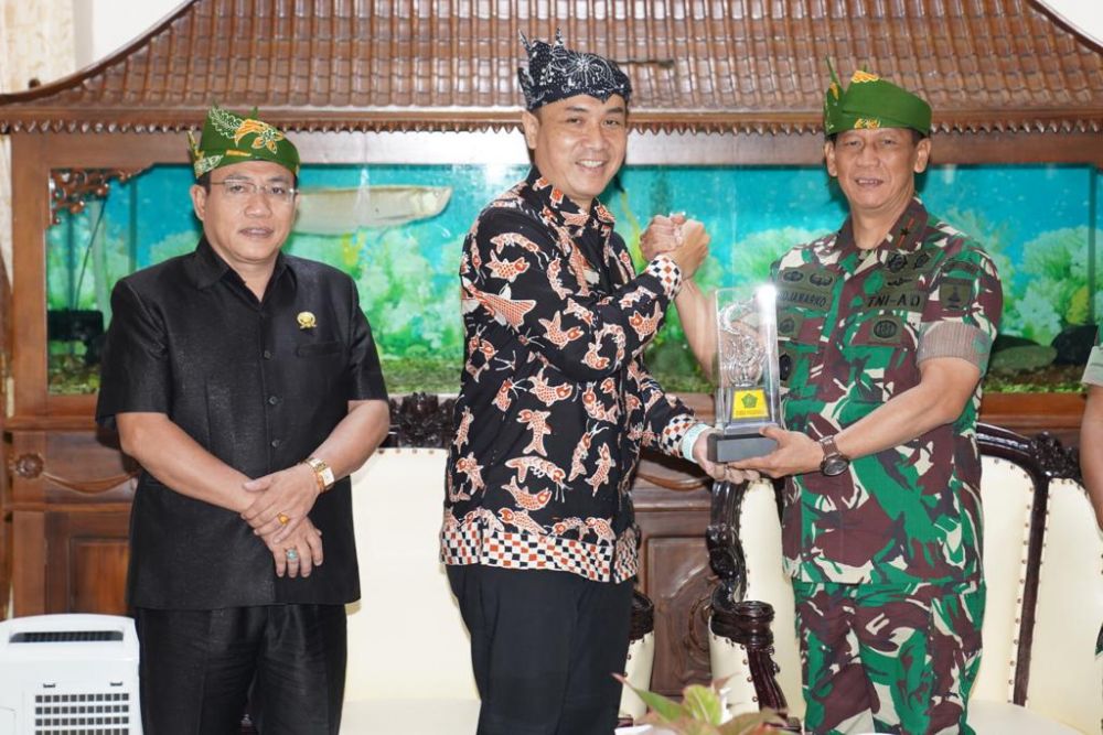 Danrem 084/BJ Brigjen TNI Widjanarko saat silaturahmi dan Rakernis TMMD ke-114 di Sidoarjo