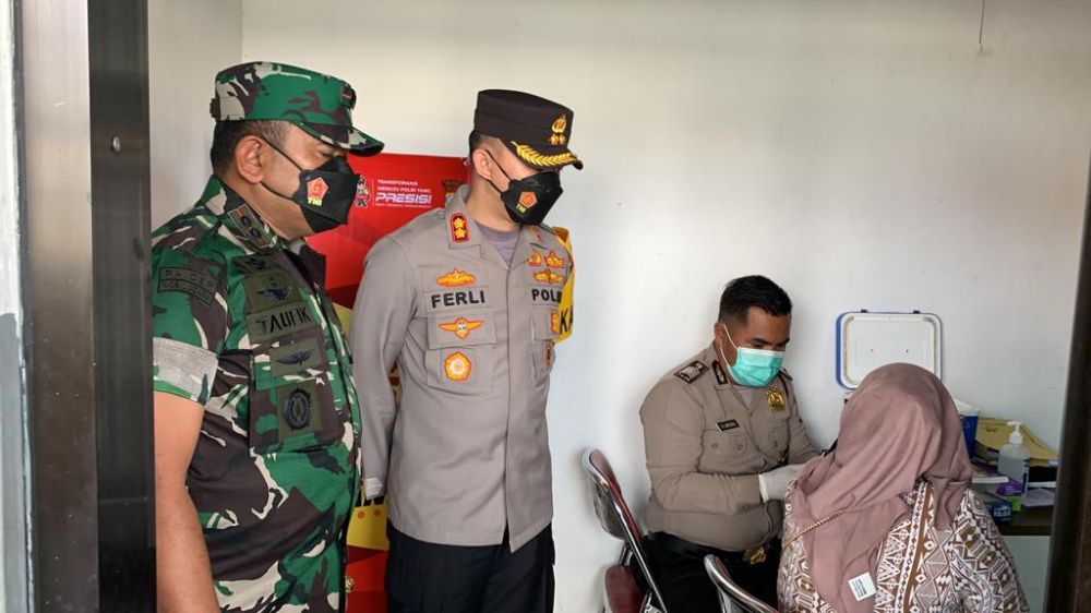 Kapolres Malang AKBP Ferli Hidayat bersama Dandim 0818 Malang Letkol Inf Taufik Hidayat tinjau Vaksin Booster