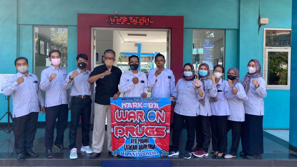 Foto bersama para guru SMP BARUNAWATI Surabaya.