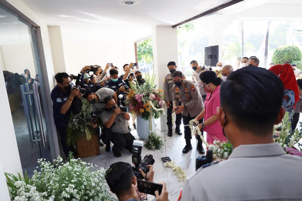 Wakapolda Jatim Gunting Pita di Bazar dan Fashion Peringati HKGB ke-70