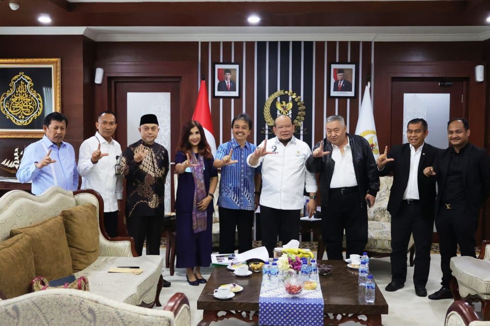 Ketua DPD RI AA LaNyalla Mahmud Mattalitti saat temui Roy Suryo