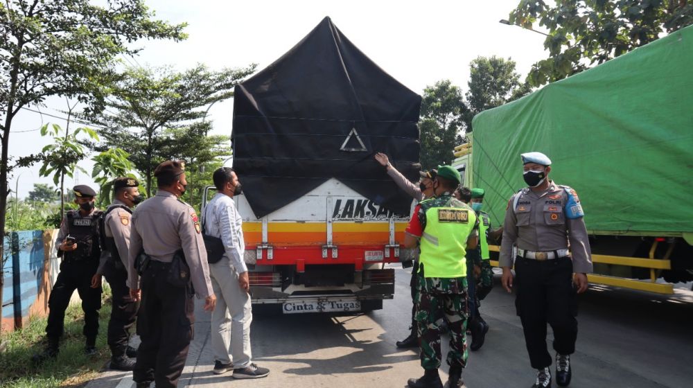 Polres Gresik bersama Kodim 0817 lakukan pemeriksaan kendaraan diduga angkut hewan ternak